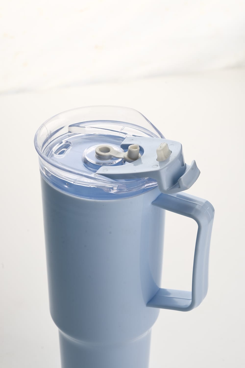 Close-up of the Toony Tumbler flip lid with slide closure and straw opening
